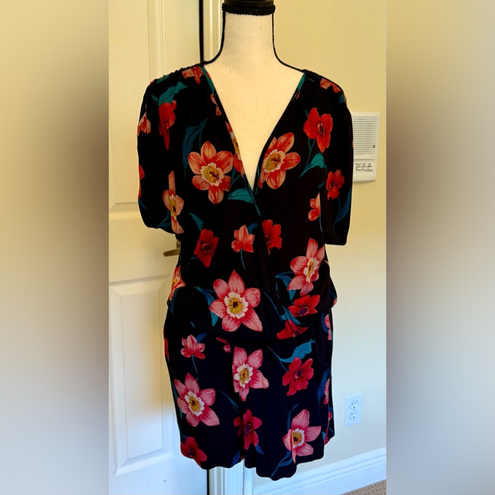 Market & Spruce Black Floral Romper, Size SP, snap front, gathered sleeve